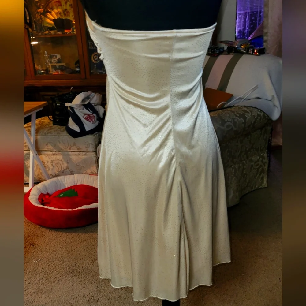 Shimmering strapless - Picture 2 of 3